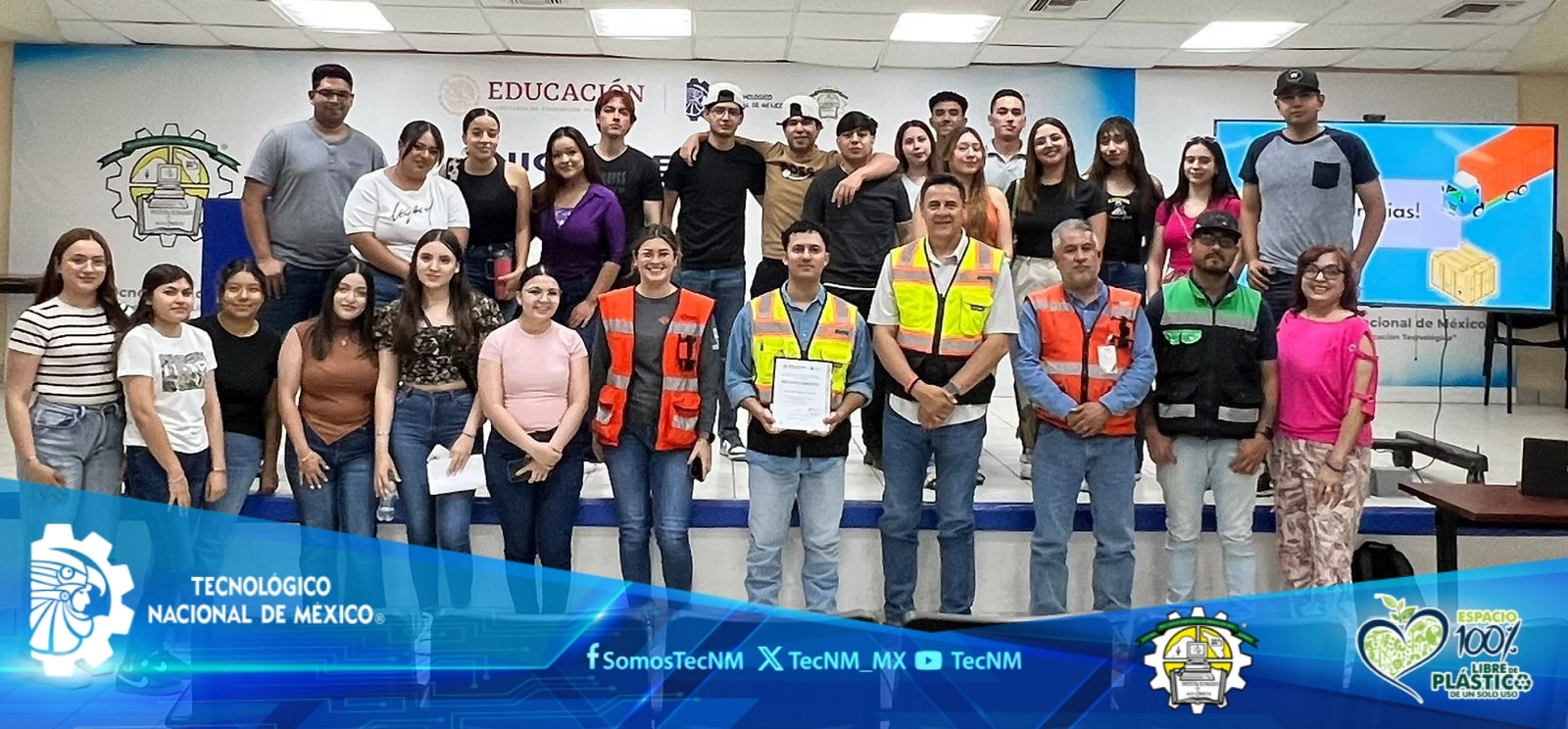 Estudiantes del ITAP Reciben Conferencia sobre Comercio Exterior