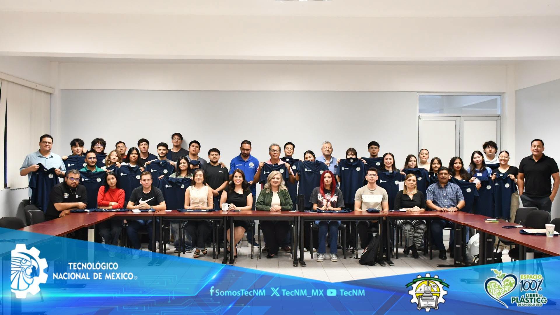 Entregan uniformes a estudiantes y asesores que representarán al ITAP en InnovaTecNM 2026